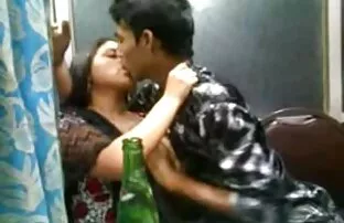 سبزه داغ, Sheena Ryder آشپز شام داستان سکسخاله و fucks در یک دختر سیاه و سفید در آشپزخانه