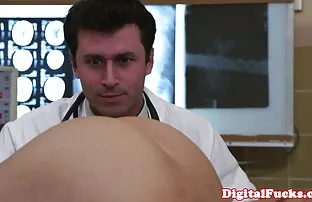 سگ سکس دختر خاله ماده گسترش پاهای او را و نوازش بیدمشک او با انگشتان دست خود را