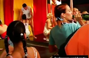 دختر زرق و برق دار سواری مقعد در سیاه و سفید داستان سکسخاله دیک