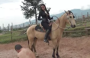 دختر ورزش ها fondles بیدمشک او خارج داستانسکسی خاله