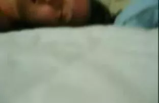سگ ماده نشان می دهد خاله سوپر بیدمشک زیبا او و می گوید که چگونه به نوازش