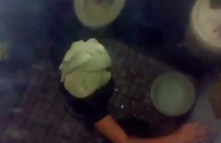 یک تهیه کننده جوان از ستاره سکس خاله سارا های پورنو, استودیو, خسته از نشستن در هم ریخته اتاق به ارمغان می آورد یکی دیگر از نامزد برای نقش خود را در آینده فیلم در جایی خارج از شهر به بیشه سبز, جایی که او با دقت چک تمام توانایی های خود را در این حرفه دشوار