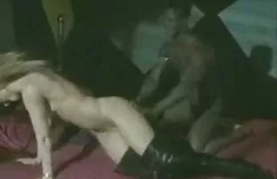 نشسته بر روی اندام جنسی پیشانی ، زیبایی داستان نزدیکی با خاله بلوند ویبراتور را به چوچوله فشار داد و شروع به فشار بر روی آن کرد