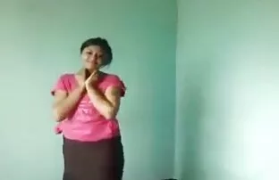 او آماده است برای رابطه جنسی آبدار نه تنها در بیدمشک خیس او ، بلکه سکس با عروس خاله در یک غار مقعد باریک است