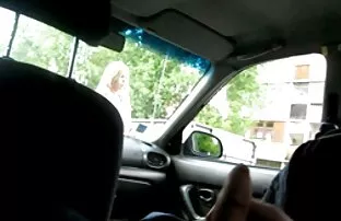 دختر در خیابان fucks در با انگشت او خاله بازی سکسی